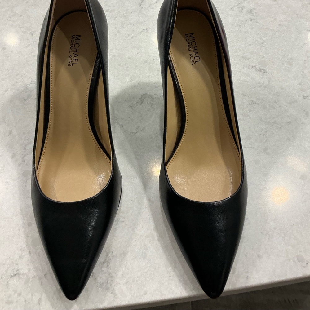 MICHAEL Michael Kors Black Pointed Leather Pumps